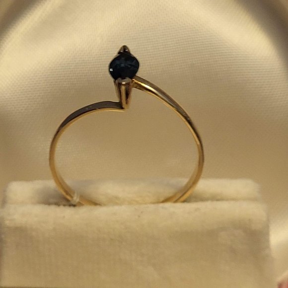 14K Gold Ring with gemstone ( saphire) - Picture 2 of 13